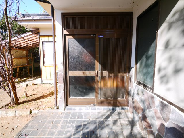 大網白里市南横川　平屋中古戸建の玄関|敷地約145坪 ３LDK平屋建 バーベキュー・家庭菜・ドックランが可能です。車3台可 閑静な分譲地内