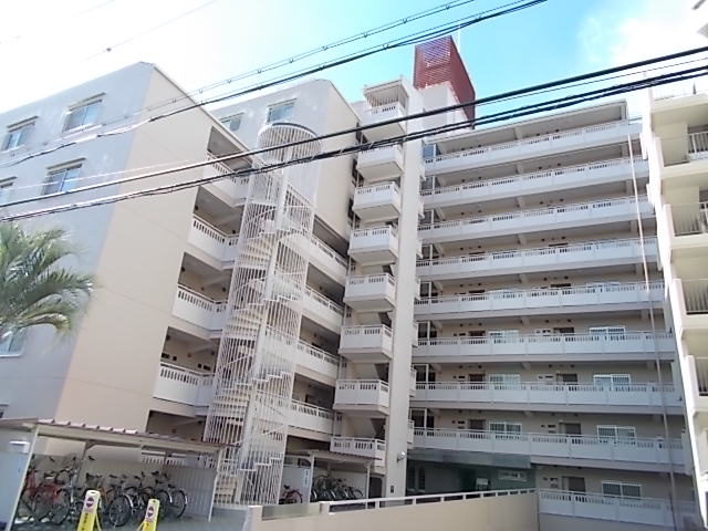 緑地公園コーポラスの外観