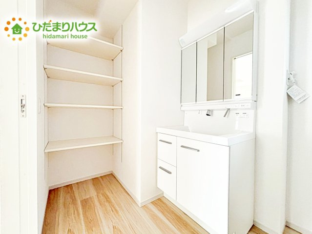 【独立洗面台】 | ひたちなか市津田4期　新築戸建　 | ゆったりとした洗面所には棚を完備！タオルや洗剤をしまえます(^^)/