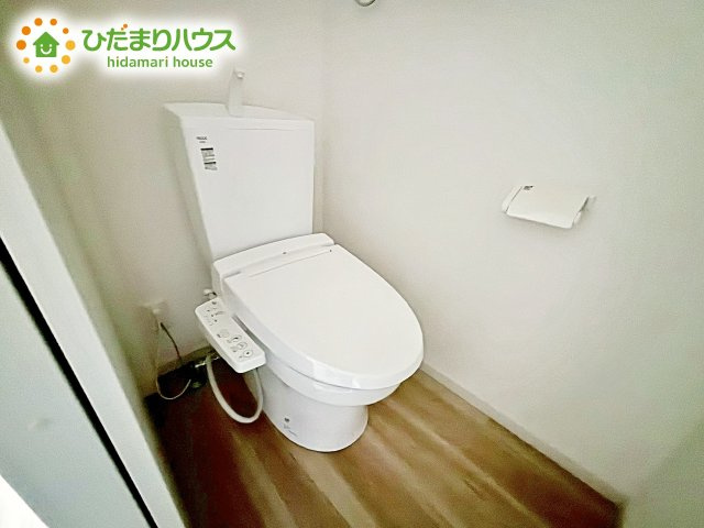 【トイレ】 | ひたちなか市津田4期　新築戸建　 | 温水洗浄便座なら、年中温かいので、安心して座ることができます。さらに、身体が冷えることもないため、便座カバーを付ける必要もありません。