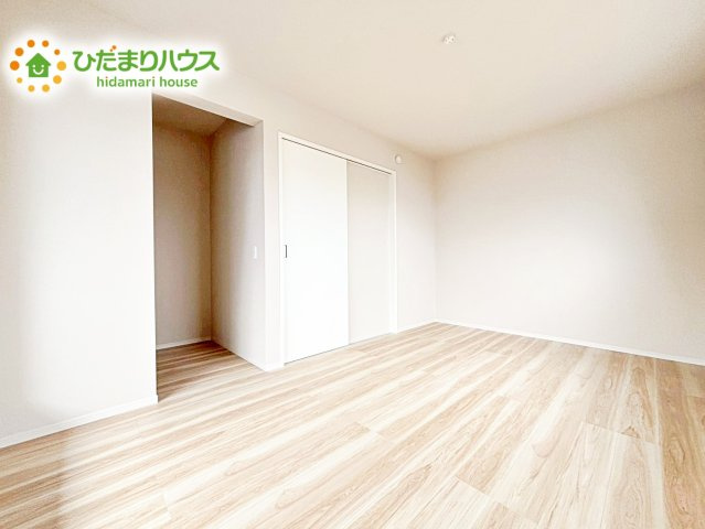 【寝室】 | ひたちなか市津田4期　新築戸建　 | 主寝室は広々していて安らげる空間に。大きな窓から光が差し込み、朝の目覚めも良さそう♪