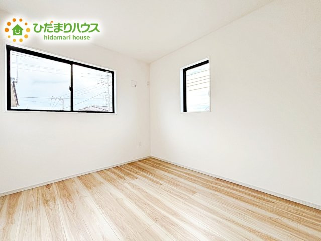 【洋室】 | ひたちなか市津田4期　新築戸建　 | 白い壁の洋室は、太陽の光だけでも十分明るく感じられます