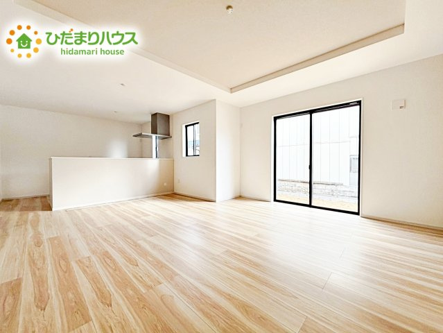 【居間・リビング】 | ひたちなか市津田4期　新築戸建　 | 大きな窓から差し込む光でいっぱいのリビング　休日もつい家にいる時間が長くなりそうです