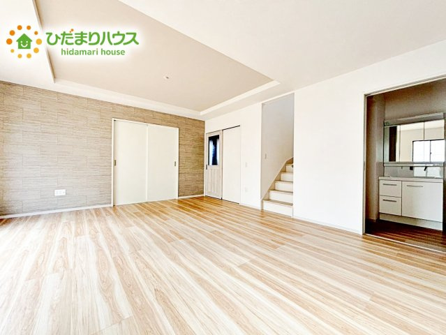 【居間・リビング】 | ひたちなか市津田4期　新築戸建　 | 複層ガラスの遮熱効果と断熱効果で、一年中快適に過ごせます (#^.^#)