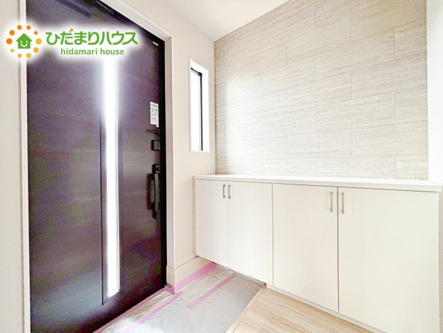 【玄関】 | ひたちなか市津田4期　新築戸建　 | 毎日「行ってきます」「ただいま」をいう玄関は小窓付で、明るく光が差し込みます。