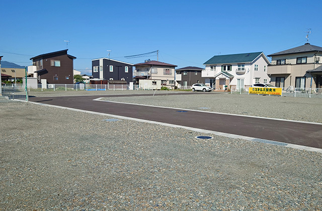 盛岡市西見前14地割28番地2の前面道路含む現地写真