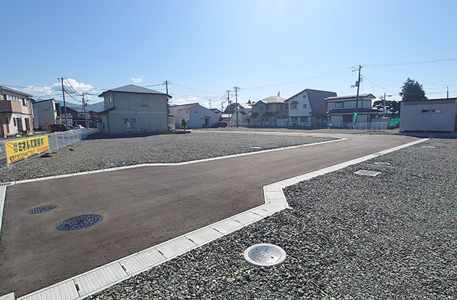 盛岡市西見前14地割28番地2の前面道路含む現地写真