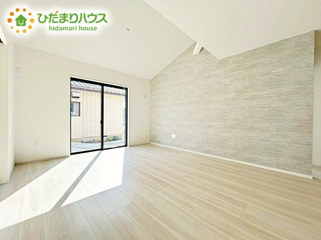 【居間・リビング】 | ひたちなか市中根12期　新築戸建 | ホワイトを基調としたLDKは、明るく上品な心地よさを演出してくれます。空間に広がりをもたらし、より一層広く感じさせてくれます。