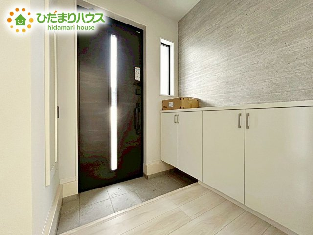 【玄関】 | ひたちなか市中根12期　新築戸建 | 玄関はゆったりとした奥行き、幅を確保しており、お買い物帰りやお子様とのお出かけの際も安心です♪