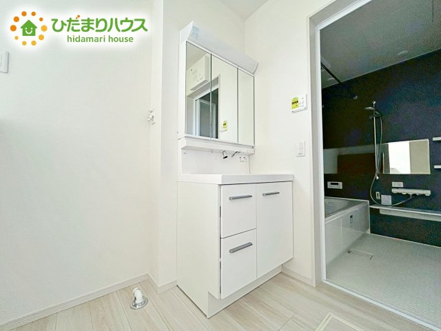 【独立洗面台】 | ひたちなか市中根12期　新築戸建 | 三面鏡は自分では見えにくいところまで見ることができるので、身だしなみを整える際などにはとても便利です(*^^*)