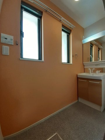 ヤマコウバシの洗面所|コンパクトで使いやすい洗面所