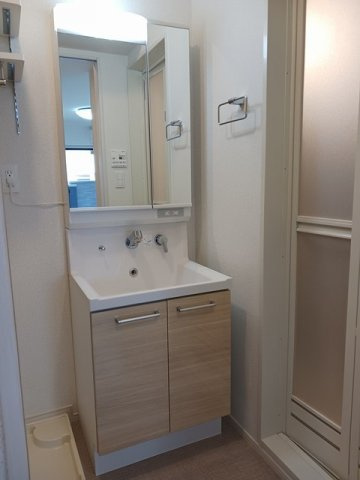 メゾン・ルピナスの洗面所|明るい洗面所です