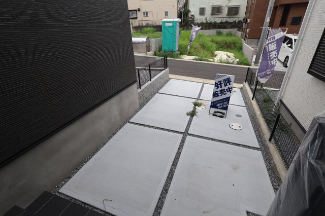 《仲介手数料無料》南区大字太田窪2272-6新築一戸建てジオヴィスタの駐車場