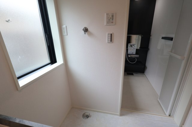 《仲介手数料無料》南区大字太田窪2272-6新築一戸建てジオヴィスタのランドリースペース