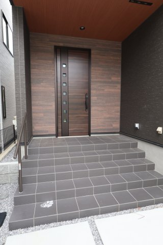 《仲介手数料無料》南区大字太田窪2272-6新築一戸建てジオヴィスタの玄関