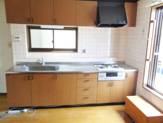 【キッチン】 | 東灘区本庄町1丁目　中古戸建 | キッチンに窓があり、明るく開放的です。また換気もできるので匂いもこもらないですね