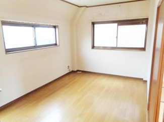 【洋室】 | 東灘区本庄町1丁目　中古戸建 | 6帖の洋室は2面彩・収納付き