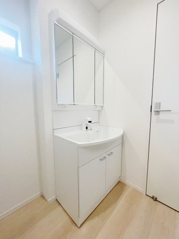 新築戸建・新築建売　会津若松市南千石町第1　東山小・第二中の独立洗面台|三面鏡付きの独立洗面台！鏡の内側に小物収納があるので化粧水や歯ブラシなどの収納可能！