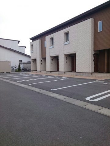 ガーデンハウスＭ　Ｂの駐車場|駐車場があるので、車を買う予定の方も安心です