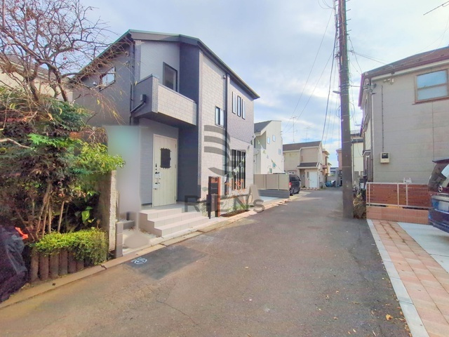 【前面道路含む現地写真】 | 西東京市泉町３丁目　新築戸建て | 落ち着いた低層住宅街の一角、穏やかな街並みが広がります
