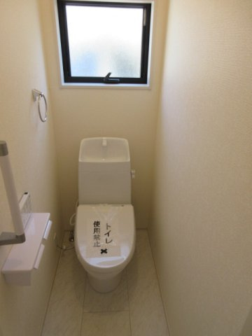 【仲介手数料無料】新築戸建　熊谷市末広4-11-32（全2棟）のトイレ