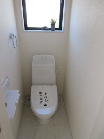 【仲介手数料無料】新築戸建　熊谷市末広4-11-32（全2棟）のトイレ