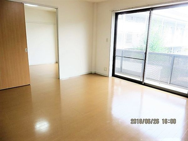 川崎市多摩区西生田２丁目の賃貸マンションの居間・リビング