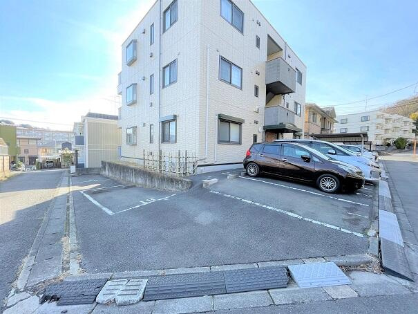 川崎市多摩区西生田２丁目の賃貸マンションの駐車場