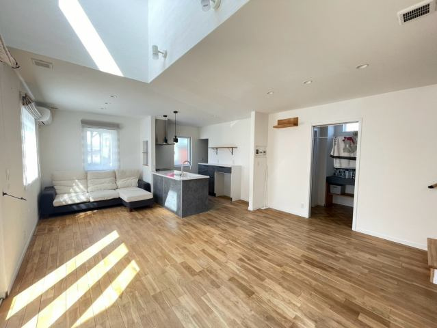 滝沢市大釜風林19-22の居間・リビング