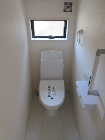 【仲介手数料無料】新築戸建　熊谷市末広4-11-32（全2棟）のトイレ