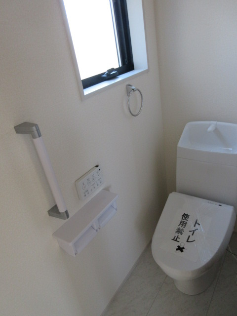 【仲介手数料無料】新築戸建　熊谷市末広4-11-32（全2棟）のトイレ