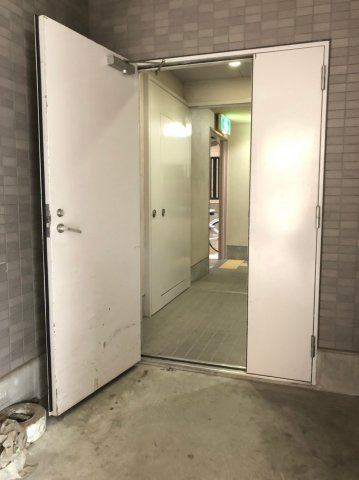 STビルのロビー|ゆとりのあるロビーです