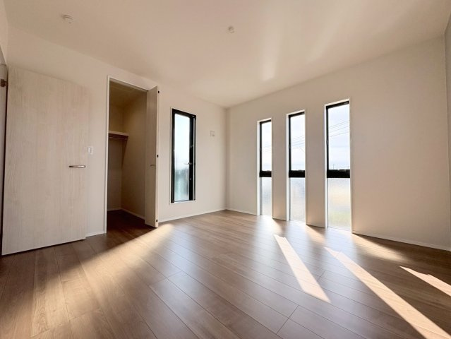 タマタウン　羽島市竹鼻小　全3区画分譲のトイレ|超節水型の水洗トイレを標準採用。汚れが付きにくいコーティング加工で、いつでも清潔に保てる便座を装備。