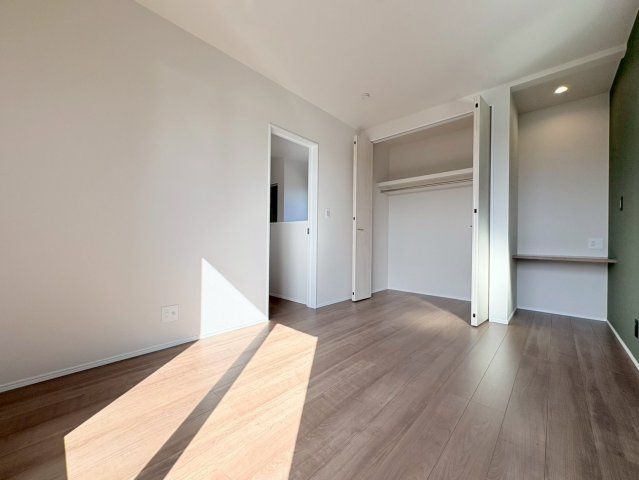 タマタウン　羽島市竹鼻小　全3区画分譲の寝室|全居室にたっぷり収納できる大型収納を設置。窓ガラスは断熱性能や結露防止効果の高いペアガラスです。