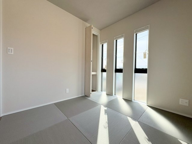 タマタウン　羽島市竹鼻小　全3区画分譲の洋室|建具やクロスなどをトータルデザインでコーディネートしており、室内に落ち着きと安らぎを与えてくれます。