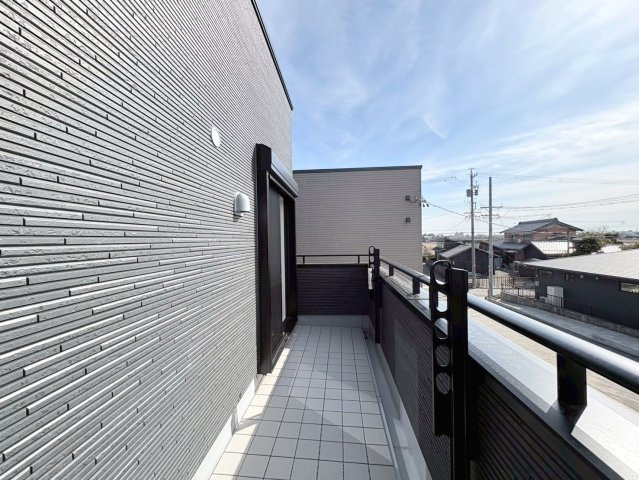 タマタウン　羽島市竹鼻小　全3区画分譲の玄関|大容量のシューズ収納付きで玄関周りもすっきり！玄関ドアからの光が玄関ホールを明るくしてくれます。