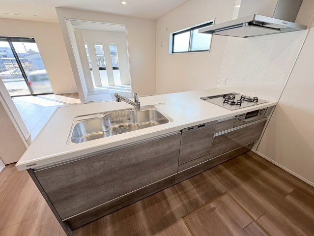 タマタウン　羽島市竹鼻小　全3区画分譲の居間・リビング|最高級グレードの床材グラフィアート仕様。家族が増える事を考えて約20帖近くの広さにこだわっています
