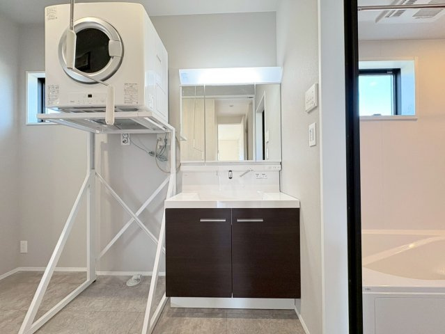 タマタウン　羽島市竹鼻小　全3区画分譲の浴室|雨天時の洗濯物も安心な換気暖房乾燥機も完備。お子さまやお年寄りが入浴しやすい、あんしん設計です。