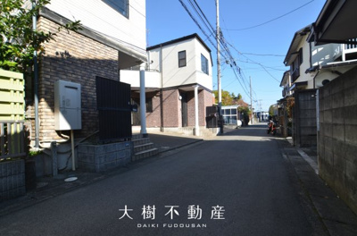 【前面道路含む現地写真】 | 綾瀬市上土棚南2丁目　中古戸建て【仲介手数料無料】