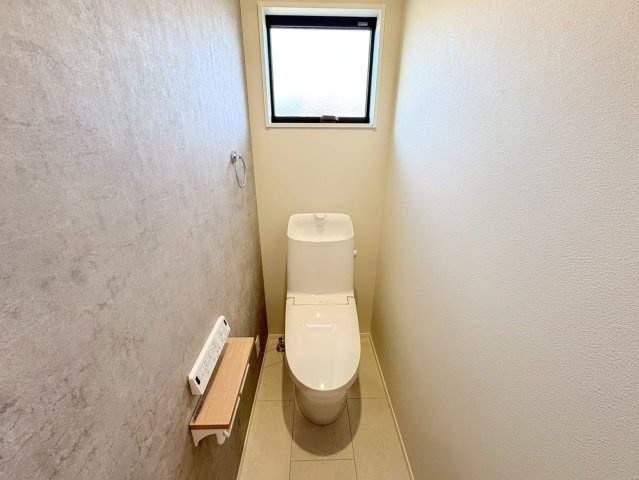タマタウン　羽島市竹鼻町飯柄（竹鼻小）　全3区画分譲のトイレ|超節水型の水洗トイレを標準採用。汚れが付きにくいコーティング加工で、いつでも清潔に保てる便座を装備。