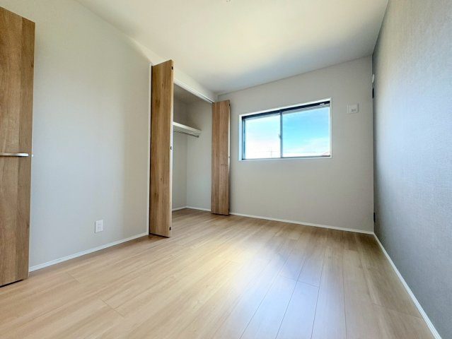 タマタウン　羽島市竹鼻小　全3区画分譲の寝室|全居室にたっぷり収納できる大型収納を設置。窓ガラスは断熱性能や結露防止効果の高いペアガラスです。