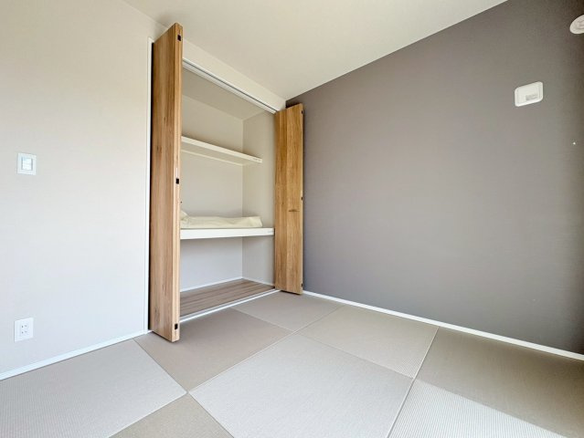 タマタウン　羽島市竹鼻小　全3区画分譲の洋室|建具やクロスなどをトータルデザインでコーディネートしており、室内に落ち着きと安らぎを与えてくれます。