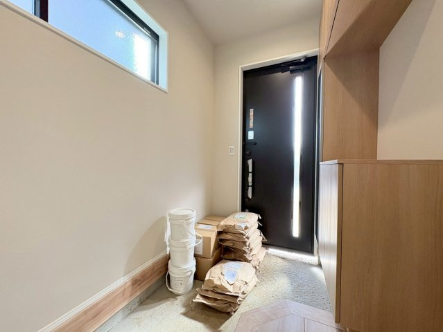 タマタウン　羽島市竹鼻小　全3区画分譲の玄関|大容量のシューズ収納付きで玄関周りもすっきり！玄関ドアからの光が玄関ホールを明るくしてくれます。