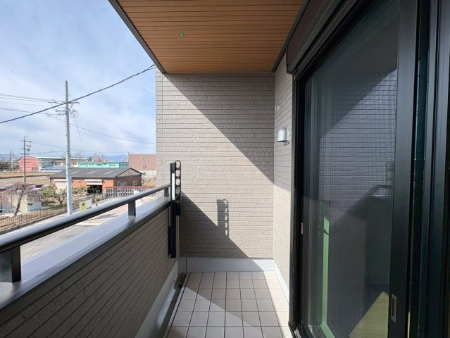 タマタウン　羽島市竹鼻町飯柄（竹鼻小）　全3区画分譲のバルコニー|バルコニーは南向きで洗濯物もよく乾きます！強度と表面積硬度を持つFPRで防水しています。