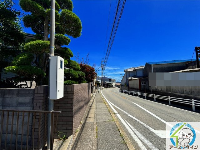 【アースデザイン】大久保町大窪　敷地内に戸建て・社宅の2棟ありの前面道路含む現地写真