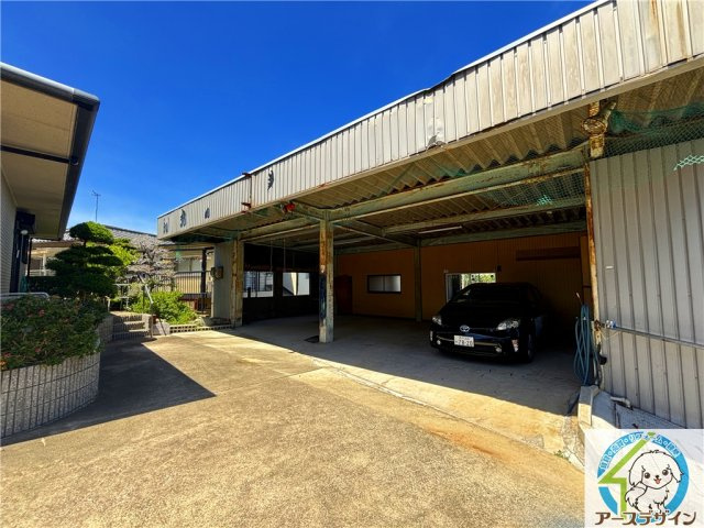 【アースデザイン】大久保町大窪　敷地内に戸建て・社宅の2棟ありの駐車場