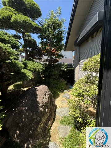 【アースデザイン】大久保町大窪　敷地内に戸建て・社宅の2棟ありの庭
