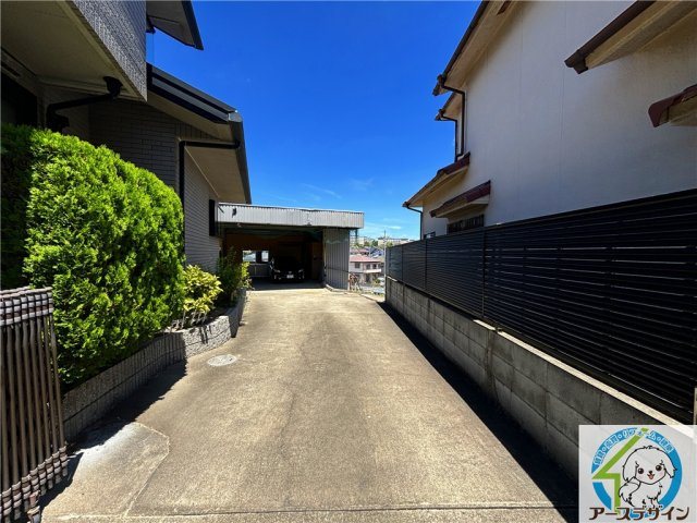 【アースデザイン】大久保町大窪　敷地内に戸建て・社宅の2棟ありの駐車場