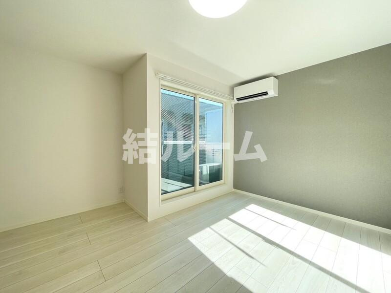 川口市芝４丁目のアパートの居間・リビング