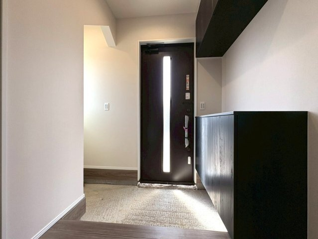 タマタウン　羽島市竹鼻小　全3区画分譲の玄関|大容量のシューズ収納付きで玄関周りもすっきり！玄関ドアからの光が玄関ホールを明るくしてくれます。